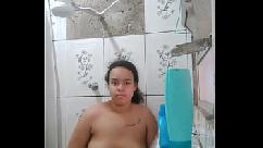 Gostosa tomando banho exibindo sua buceta molhadinha